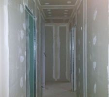 Couloir, bandes termin&eacute;es.