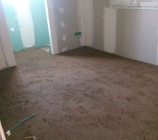 1ère chape de ravoirage dans notre chambre