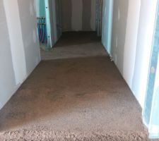 1ère chape de ravoirage dans le couloir