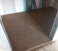 1ère chape de ravoirage dans le cellier