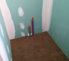 1ère chape de ravoirage dans la SDB