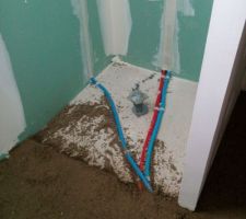 1ère chape de ravoirage dans la SDB parentale, pas dans la douche italienne pour permettre la pose du receveur.