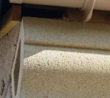 DES ESPACES ENTRE CORNICHE ET COUVERTURE