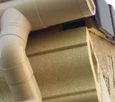 DES ESPACES ENTRE CORNICHE ET COUVERTURE