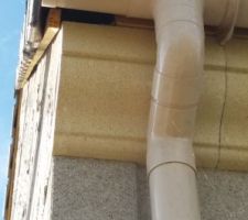 DES ESPACES ENTRE CORNICHE ET COUVERTURE