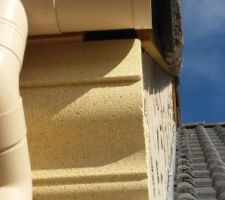 DES ESPACES ENTRE CORNICHE ET COUVERTURE