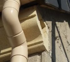 DES ESPACES ENTRE CORNICHE ET COUVERTURE