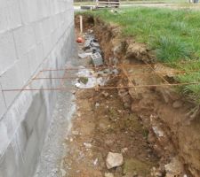 Même chose sur les côtés et l'arrière de la maison