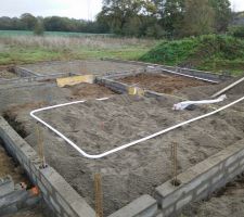 Pr&eacute;sentation des tuyauteries de l'aspirateur centralis&eacute;, pour tout couper aux bonnes tailles et faire le maximum de collages par avance. Pose d&eacute;finitive vendredi midi, &ccedil;a va &ecirc;tre chaud !