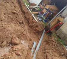 Un peu de VRD histoire d'alimenter le futur gite et local technique. on en a profité pour gérer nos évacuations d'eau pluviale.