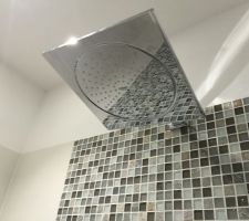 Tête de douche salle de bain.