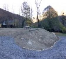 Haut du terrain, avec la piste d'accès