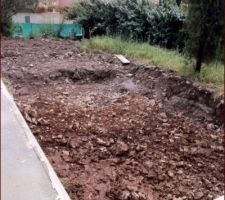 Terrassement de la piscine pour arriver à la même hauteur que la terrasse