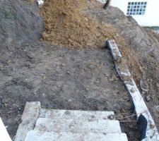 La tranchée de la gouttière sud passe par notre mini-terrasse