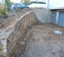 Notre mur de rampe de sous-sol abîmé par la pelleteuse