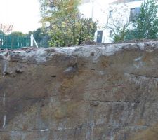 Que sont devenues les belles arêtes du mur après le labourage de la pelleteuse ?