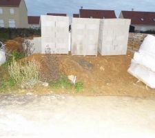 Les pallettes de parpaings sont d&eacute;j&agrave; arriv&eacute;es.