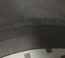 Escaliers c&ocirc;t&eacute; jour
2 couches de b&eacute;ton cir&eacute;    2 couches de bouche pore
la premi&egrave;re marche du bas n'a qu'une couche de b&eacute;ton ( en commande )