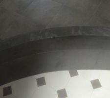 Escaliers c&ocirc;t&eacute; jour
2 couches de b&eacute;ton cir&eacute;    2 couches de bouche pore
la premi&egrave;re marche du bas n'a qu'une couche de b&eacute;ton ( en commande )