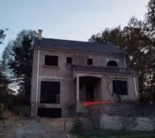 Dépité de voir un chantier désespérement désert... Et malgré tout content de voir la maison couverte en 2 jours d'intervention...