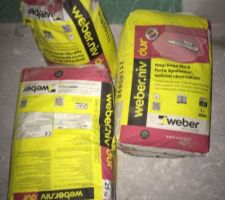 13/11/15 : sacs de ragreage autolissant WEBER. C'est du fibré, plus résistant donc on l'a mis dans le garage et dans les pièces à vivre.