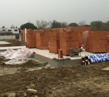 Vue de l'arase étanche (rouge) posée avant élévation des murs