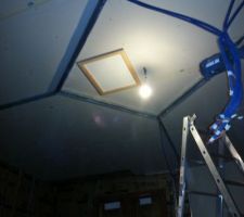 Pose des rails au plafond pour les cloisons du palier