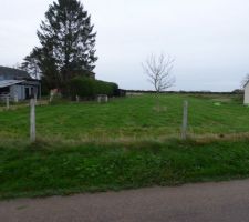 Premier petit travaux, nous avons enlev&eacute; le grillage ce week-end !!!
C'est un bon d&eacute;but! Le plus dur reste &agrave; faire, je pense que les travaux concernant le chemin d'acc&egrave;s et terrassement vont commencer la semaine prochaine, enfin je l'esp&egrave;re...