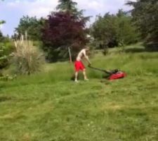 Moi en train de tondre notre magnifique terrain avant qu'on nous le detruise pour une bonne cause