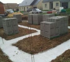 Livraison des parpaings pour le vide sanitaire.