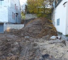 Terres à replacer le long du mur du voisin