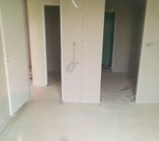 Chambre parental vue depuis la porte fenêtre
En face de l'entrée un rangement, pus à droite en enfilade, dressing et salle de bain