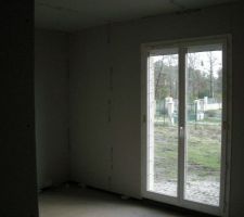 Chambre parentale avec porte-fenêtre