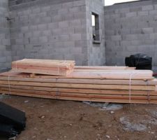 Livraison de la charpente industrielle (étage et partie de la chambre parentale) et des éléments de la charpente traditionnelle (salon et garage)