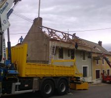 L'ancienne couverture est enlevée et la charpente est en cours de démontage...et comme par hasard, c'est à ce moment là qu'il se met à pleuvoir alors que c'était la sécheresse depuis des semaines !!!