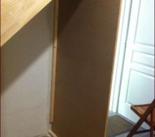 Panneau MDF fix&eacute; au sol et mur