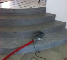 Dernière couche de béton ciré sur la dernière marche : ponçage