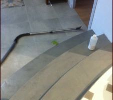 Dernière couche de béton ciré sur la dernière marche