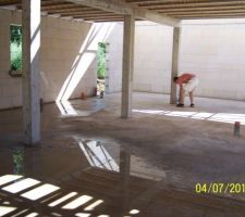 Monsieur se penche sur la question du tuyau