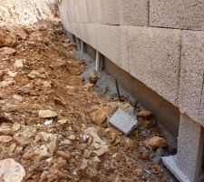 Les parpaings reposent en parti dans le vide...