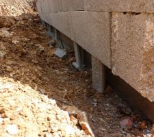 Les parpaings reposent en partie dans le vide...