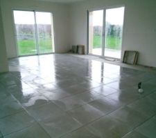 Début carrelage pièce de vie