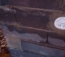 Espace entre les parpaings et  ciment sur l angle?