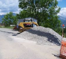 9 m3 de 20/50, pour etre sur que le drain soit efficace