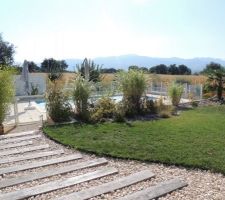 Le chemin vers la piscine, vue sur le Vercors