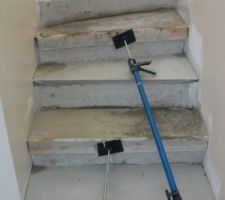 Poursuite du r&eacute;agr&eacute;age de l'escalier