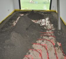 Chape au-dessus des gaines pvc. Plancher chauffant.