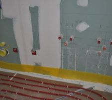 Chape au-dessus des gaines pvc. Plancher chauffant.