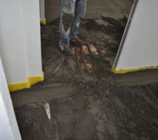 Chape au-dessus des gaines pvc. Plancher chauffant.