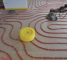 Chape au-dessus des gaines pvc. Plancher chauffant.